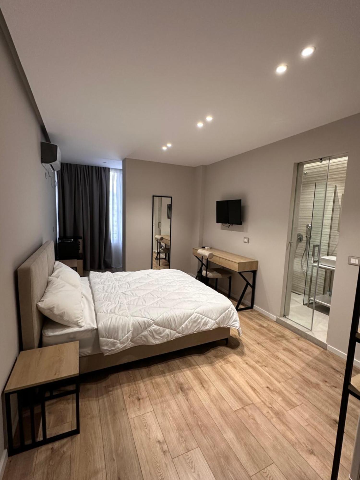 Amazon 8 Guesthouse Tirana Bagian luar foto