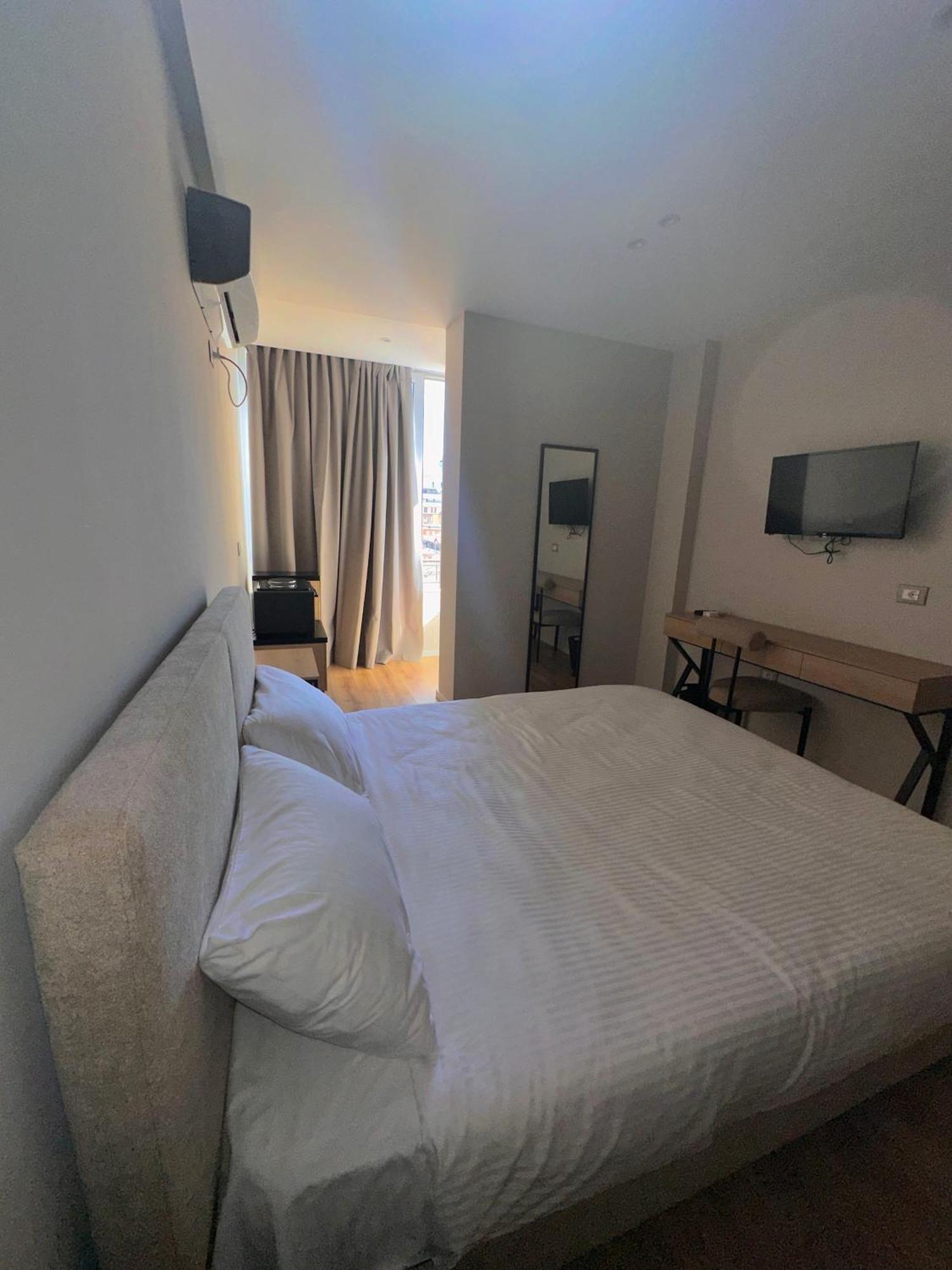 Amazon 8 Guesthouse Tirana Bagian luar foto