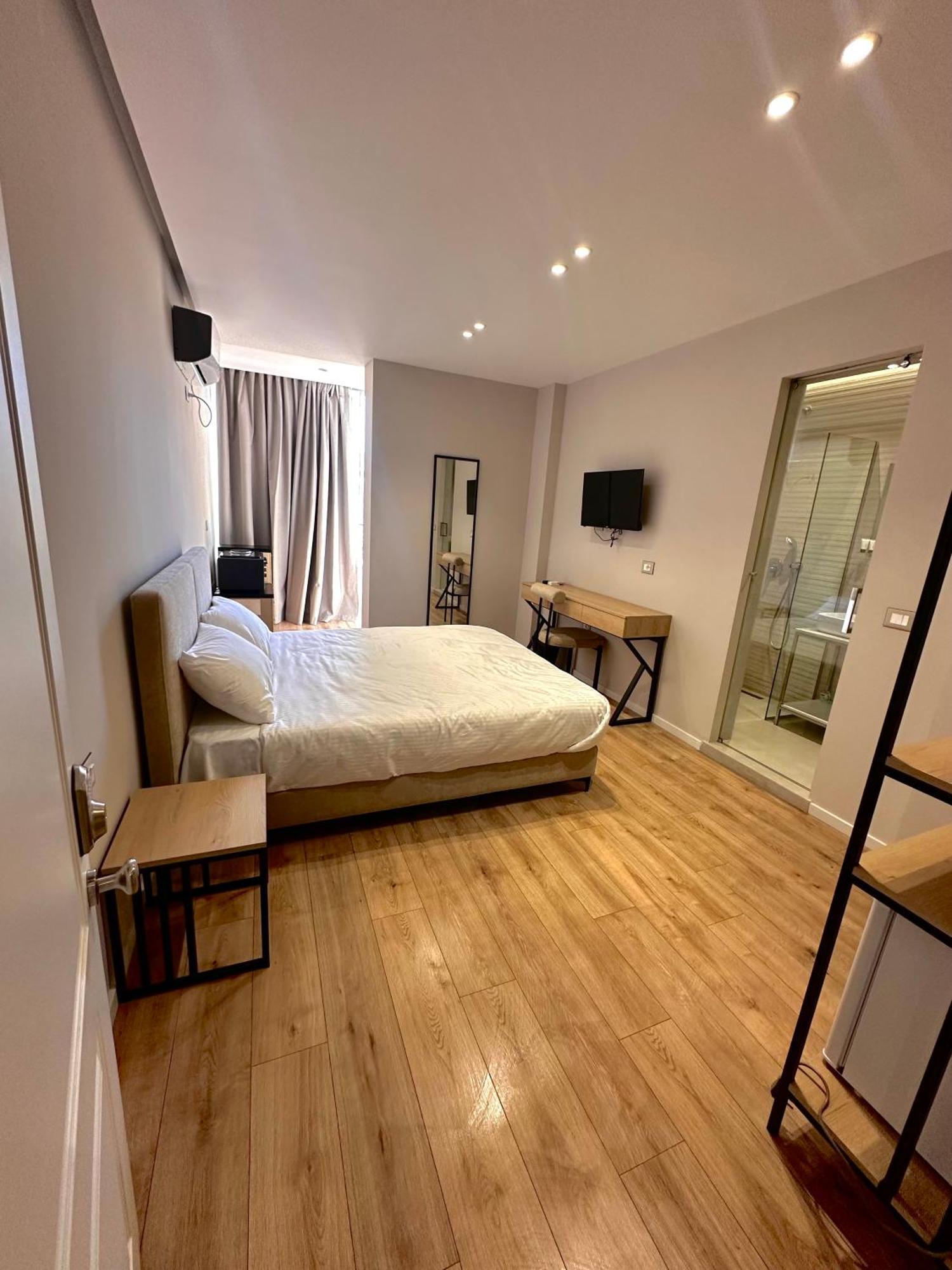 Amazon 8 Guesthouse Tirana Bagian luar foto